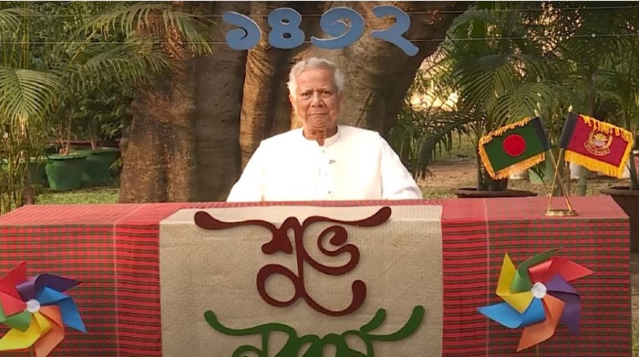 নতুন বাংলাদেশ গড়ে তুলতে দেশবাসীকে নতুন উদ্যমে কাজ করার আহ্বান জানিয়ে অধ্যাপক ইউনূস বলেন